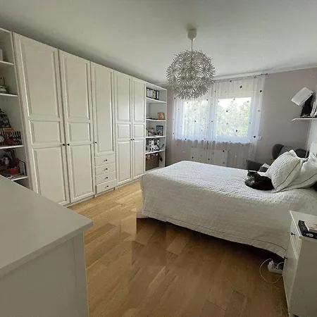 Mitoyenne D'un Côté Avec Beau Jardin Arboré à Vendre Dans Un Quartier Calme De Cents Apartamento