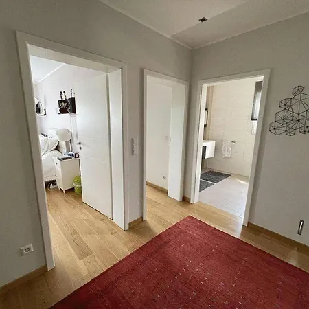 Mitoyenne D'un Côté Avec Beau Jardin Arboré à Vendre Dans Un Quartier Calme De Cents Lussemburgo