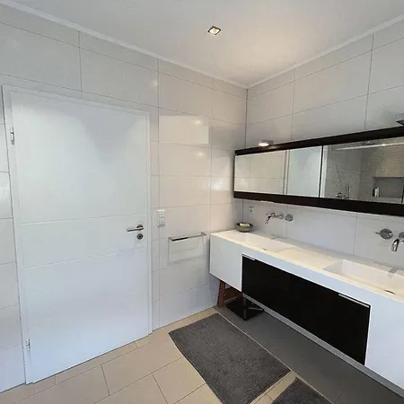 Apartamento Mitoyenne D'un Côté Avec Beau Jardin Arboré à Vendre Dans Un Quartier Calme De Cents